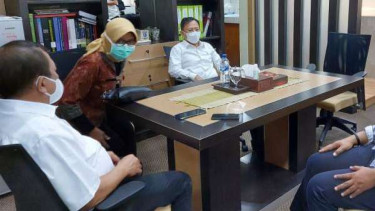 Menteri Kesehatan Terawan Agus Putranto ngantor di Surabaya.