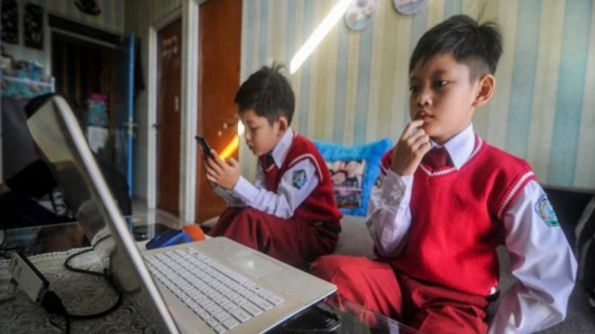 Ilustrasi Siswa SD sedang melaksanakan kegiatan belajar online di masa pandemi COVID-19.