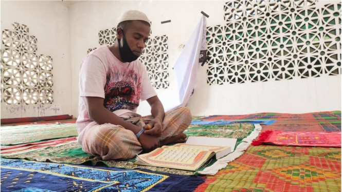 Muhammad Yusuf sedang membaca Quran di musala tempat penampungan di Lhokseumawe, Aceh.-HIDAYATULLAH