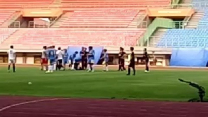Aksi Brutal Pemain menganiaya Wasit di Bekasi.