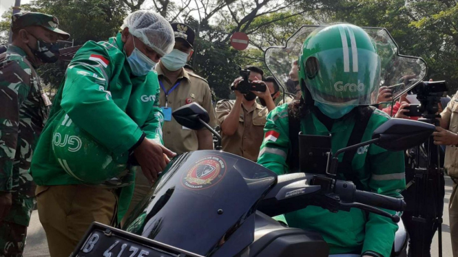 Ojek Online saat melakukan simulasi angkut penumpang di Kabupateng Tangerang.