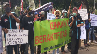 Musisi organ tunggal berunjuk rasa di Balai Kota