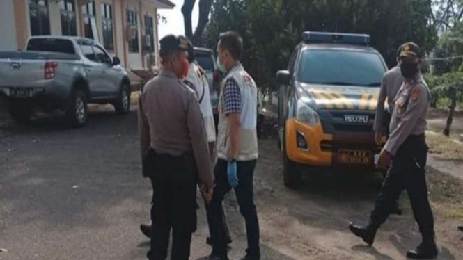 Penyidik KPK didampingi polisi menggeledah kantor Bupati Lampung Selatan