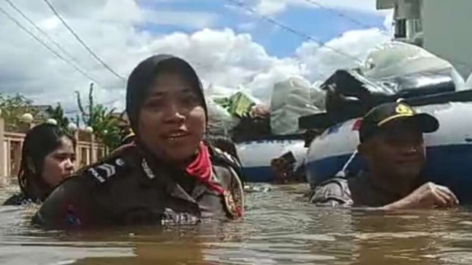 Beredar video di media sosial yang memperlihatkan sejumlah polwan menerobos banjir demi membantu warga bencana alam itu banjir di Kabupaten Melawi, Kalimantan Barat, pada Senin, 13 Juli 2020.