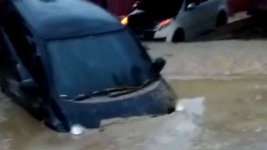 Mobil terendam di lumpur akibat terjangan banjir bandang di Masamba, Sulsel.