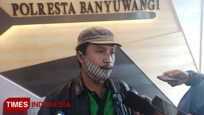 Salah satu warga Banyuwangi yang mendampingi pelaporan kasus pernikahan di bawah umur. (FOTO: Agung Sedana/TIMES Indonesia)