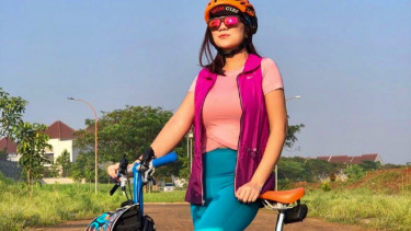 Gaya ngejreng tante Ernie ikut tren gowes bersepeda