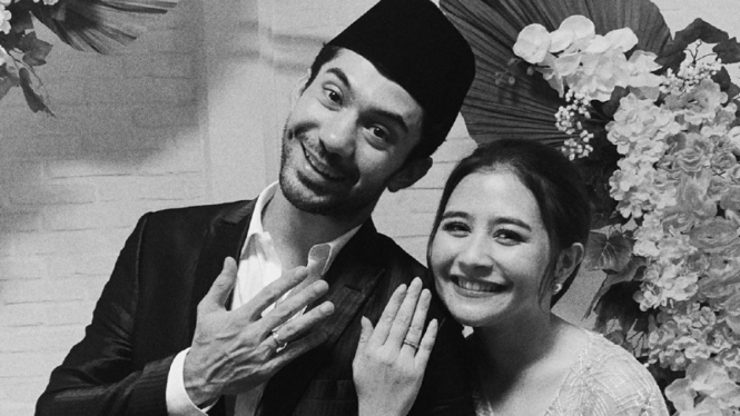 Reza Rahadian dan Prilly Latuconsina.