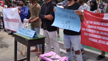 Pendemo Tolak Reklamasi Ancol Membawa Ikan Seharga Rp1