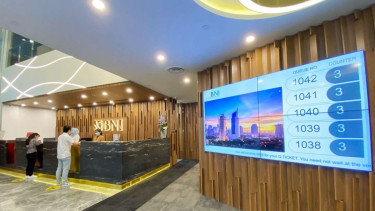 Pegawai dan nasabah senantiasa menerapkan protokol kesehatan saat bertransaksi perbankan di Kantor Cabang BNI Singapura.