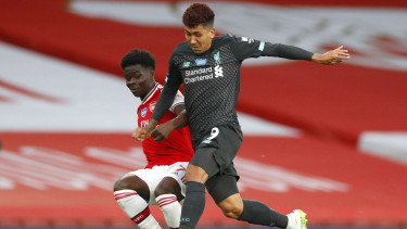 Arsenal vs Liverpool, Roberto Firmino berebut bola dengan Bukayo Saka
