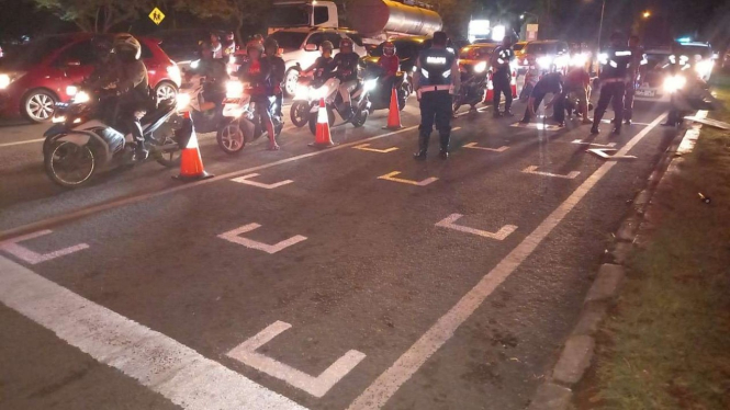 Pengecatan Pit Stop sepeda motor di Jalan Raya Cilegon, Banten.