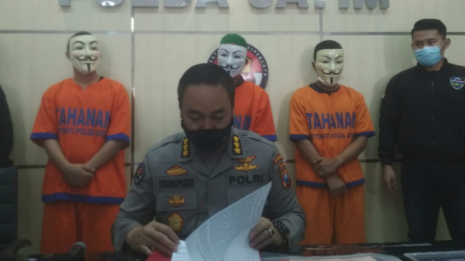Polda Jatim merilis tiga pelaku penipuan