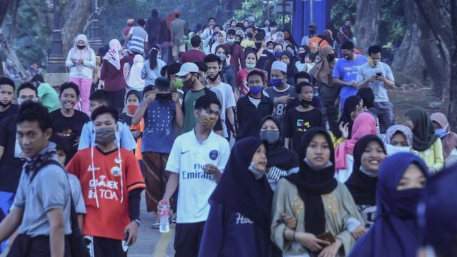 Warga berolahraga pada Hari Bebas Kendaraan Bermotor (HBKB) atau Car Free Day (CFD) di Jalan Inspeksi BKT, Jakarta, Minggu (12/7/2020). (Foto ilustrasi)