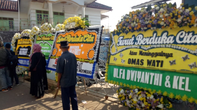 Suasana di rumah duka Omas Wati.