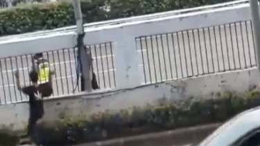 Tangkapan layar pendemo melempar batu anggota Polantas 