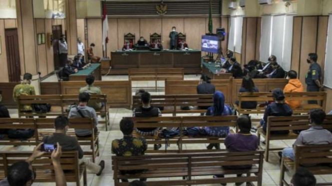 Suasana sidang putusan kasus penyiraman air keras terhadap penyidik KPK Novel Baswedan dengan terdakwa Ronny Bugis dan Rahmat Kadir Mahulette yang disiarkan secara "live streaming" di PN Jakarta Utara, Jakarta, Kamis (16/7/2020). 