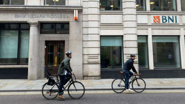 Warga bersepeda di depan Kantor Cabang Luar Negeri BNI London.