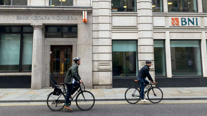 Warga bersepeda di depan Kantor Cabang Luar Negeri BNI London.