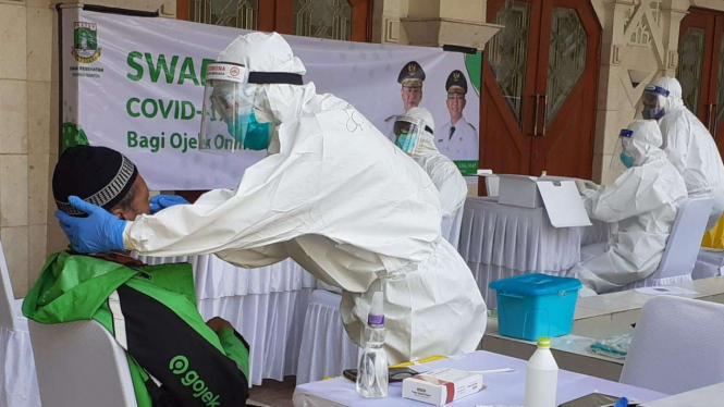 Driver Ojol ikuti swab test sebagai syarat angkut penumpang di Tangerang.