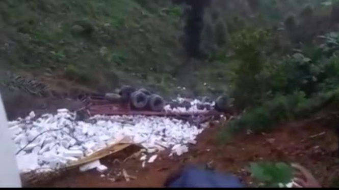 Truk tronton jatuh ke jurang sedalam 30 meter di Garut, Minggu, 19 Juli 2020.