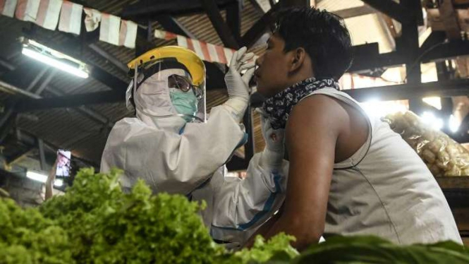 Tes usap atau swab test atas pedagang pasar. (Foto ilustrasi)