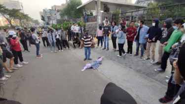 Mahasiswa Gunadarma Depok demo protes uang kuliah
