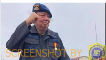 Tangkapan layar (screenshot) foto Ang Tjoen Min (Thahir) dijunjung oleh sejumlah personel Brimob seusai dianugerahi gelar Warga Kehormatan Brimob oleh Korps Brimob Kepolisian RI pada 12 November 2018.