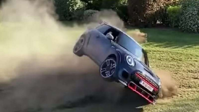 Mobil MINI GP baru kecelakaan usai dipakai membuat konten video.