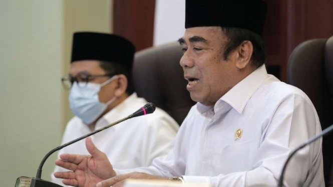 Menteri Agama Fachrul Razi (kanan) didampingi Wamenag Zainut Tauhid Saadi.