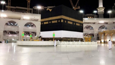Kain Kiswah Kabah di Masjidil Haram diangkat 3 meter menandai musim haji 