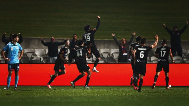 Pemain Newcastle Jets rayakan gol di hadapan fans.