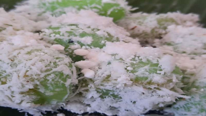Penganan tradisional klepon di Pasar Gede, Solo, Jawa Tengah.