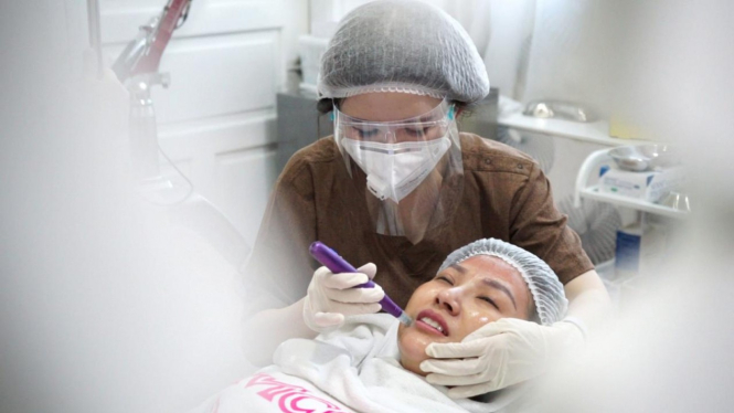 Sarwendah perawatan di klinik kecantikan. 