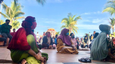 PKL dapat penjelasan protokol kesehatan jelang wisata Pantai Losari dibuka lagi.