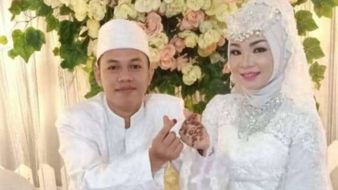 Mahasiswa UIN wisuda dan menikah sekalian di pelaminan