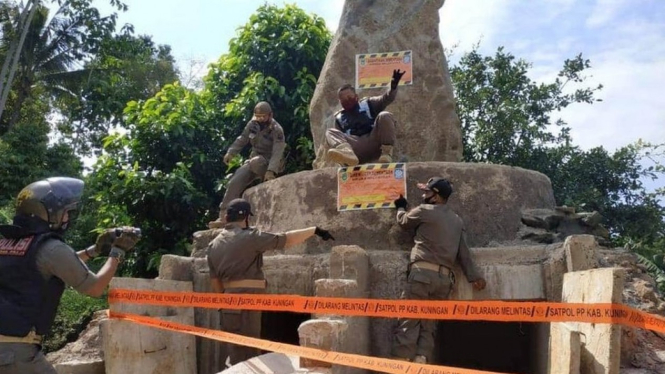 Satuan Polisi (Satpol PP) menyegel bangunan yang bakal menjadi pemakaman tokoh Sunda Wiwitan, yakni Pangeran Djatikusumah dan istrinya Ratu Emalia Wigarningsih, pada Senin (20/07) lalu.-DOKUMENTASI AKUR SUNDA WIWITAN