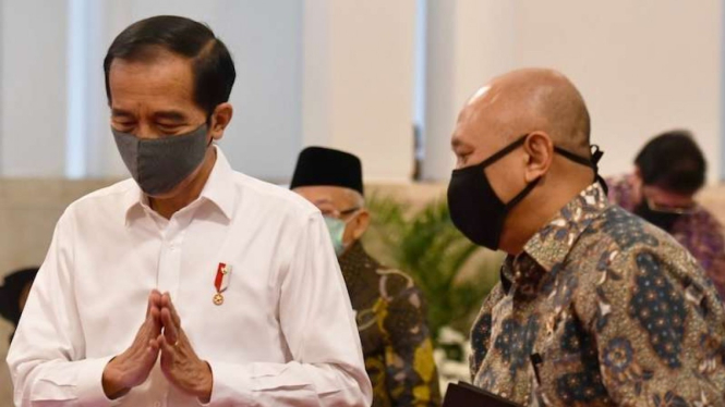 Presiden Joko Widodo (kiri) berbincang dengan Menteri Koperasi dan UMKM Teten Masduki