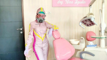 drg Nina Agustin makin ngetop dengan gaya APD modis dan nyentrik