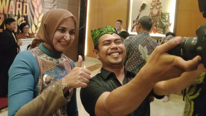 Mantan Bupati Jember Faida (kiri)