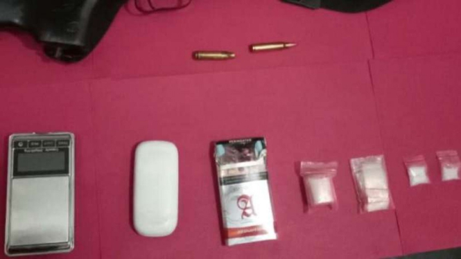 Sejumlah barang bukti yang disita polisi dari bandar narkoba di Jambi.