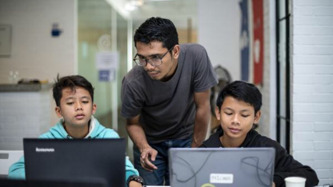 Ilustrasi anak belajar dunia digital