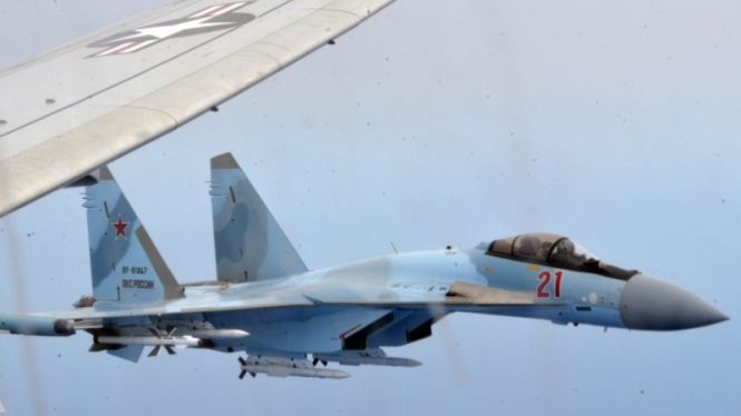 VIVA Militer: Jet Tempur Rusia, Sukhoi Su-27, menghadang pesawat intai AS