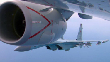 VIVA Militer: Jet Tempur Rusia, Sukhoi Su-27, mencegat pesawat mata-mata AS
