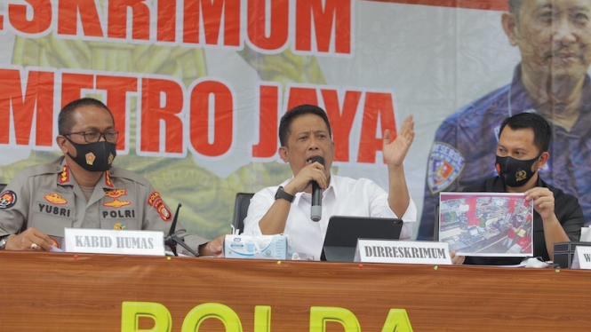 Direskrimum Polda Metro Jaya Kombes Pol Tubagus Ade Hidayat (tengah)