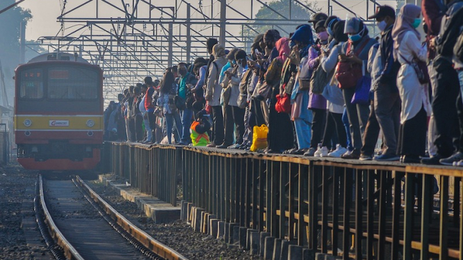 Sejumlah calon penumpang menunggu kedatangan Kereta Rel Listrik (KRL) di Stasiun Tambun, Kabupaten Bekasi, Jawa Barat, Senin (27/7/2020). 