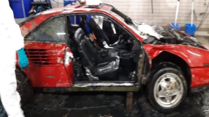 Ferrari Mondial yang ditemukan di dasar sungai di Amsterdam, Belanda.