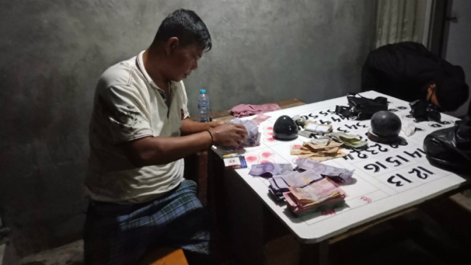 Polisi menggerebek arena perjudian dadu koprok di Kembangan, Jakarta