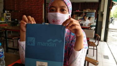 Dewi Sari merasa dirugikan oleh asuransi Axa Mandiri.