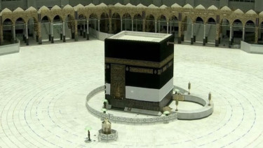 Jalur tawaf di sekitaran Kabah Masjidil Haram dipasangi stiker jaga jarak 